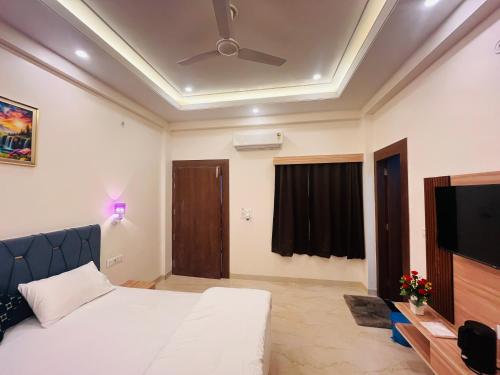 TV a/nebo společenská místnost v ubytování Hotel Dhanraj Inn