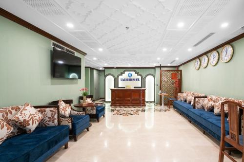 a waiting room with blue couches and a podium at 12 A&B Điện Biên Phủ Hà Nội Hotel in Hanoi