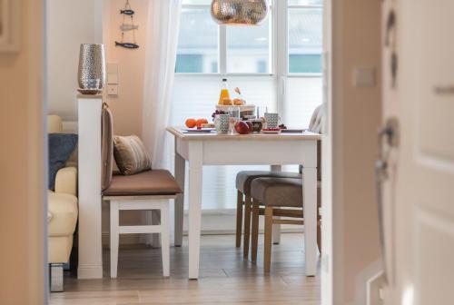 a kitchen with a table and chairs in a room at Lütten Kate 03 in Zingst