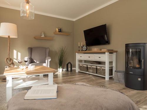 TV a/nebo společenská místnost v ubytování Ferienhaus "Zum Achterknoten"