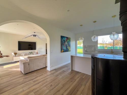 une grande chambre avec une cuisine et un salon dans l'établissement Villa de charme à 100 m de la mer, à Saint-Palais-sur-Mer