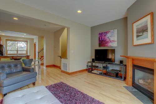 ein Wohnzimmer mit Couch und Kamin in der Unterkunft Gorgeous Townhome with 3BR in Hood River