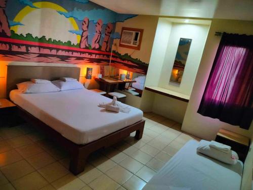 a bedroom with a large bed in a room at Silks Inn in Malabañas