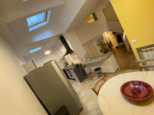 d'une cuisine avec une table. dans l'établissement FLC - Grand Duplex -2 chambres- La Friche- Maxi 8p, à Marseille