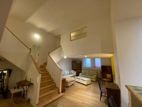 un salon avec un escalier menant à un salon dans l'établissement FLC - Grand Duplex -2 chambres- La Friche- Maxi 8p, à Marseille