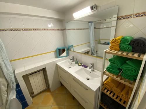 une salle de bain avec un lavabo et un miroir dans l'établissement FLC - Grand Duplex -2 chambres- La Friche- Maxi 8p, à Marseille
