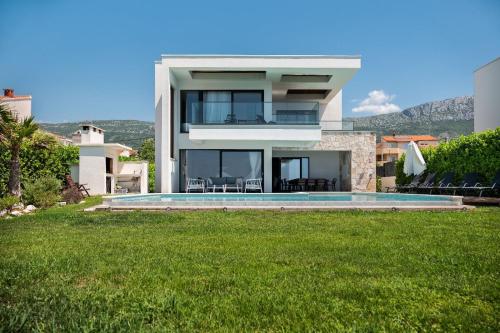 Beachfront Villa with Heated Infinity Pool and Direct Sea Access Kastela near Split