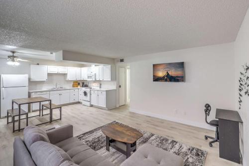 una sala de estar con un sofá y una mesa en Modern Comfort Near Vegas Attractions! Sleeps 6!, en Las Vegas