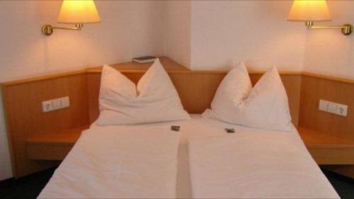Ένα ή περισσότερα κρεβάτια σε δωμάτιο στο Hotel Krone