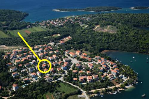 widok z góry na miasto z żółtym okręgiem w obiekcie Traumurlaub in der Villa MaVeRo Apartment A2 in Strandnähe w mieście Banjole