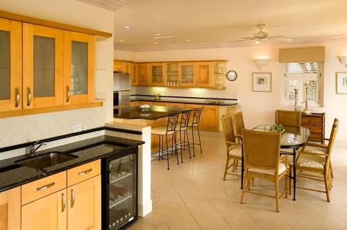  Royal Westmoreland Benjoli Breeze, Palm Ridge 10 by Island Villas -  Room  picture :   Shower    Bath    Safety deposit box                           