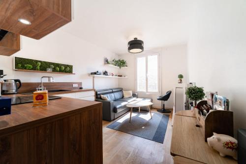 une cuisine et un salon avec un canapé dans l'établissement Superb Bright Apartment, à Paris