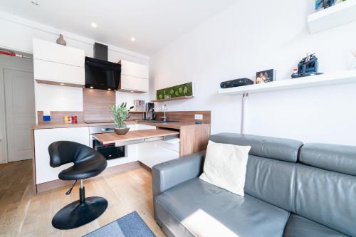 un salon avec un canapé et un bureau dans l'établissement Superb Bright Apartment, à Paris