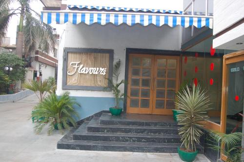 una puerta delantera de una casa con plantas delante en Hotel Skylark, en Dhanbād