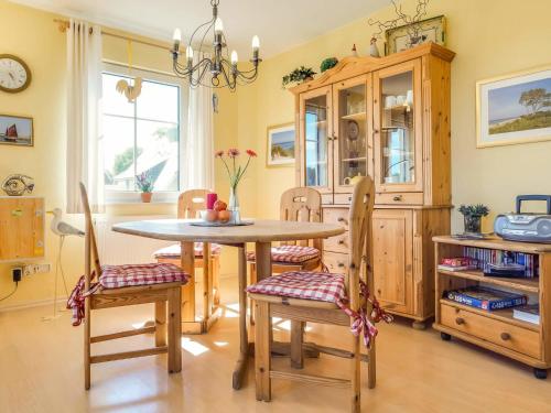 Un comedor con mesa y sillas en lütt Matten, en Prerow