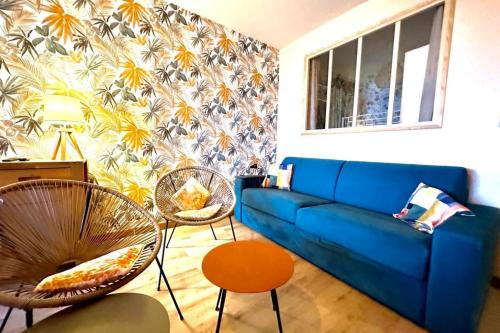 un salon avec un canapé bleu et deux chaises dans l'établissement Luminous T3 in the heights of Ajaccio, à Ajaccio