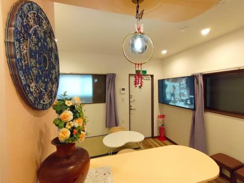 Asakusa Temple Detached BuildingZhujia Inn 2-8 people3 min walk to Asakusa Temple Skytree Ueno within walking distanceDirect access to Ginza, Shibuya, Shinjuku by subway