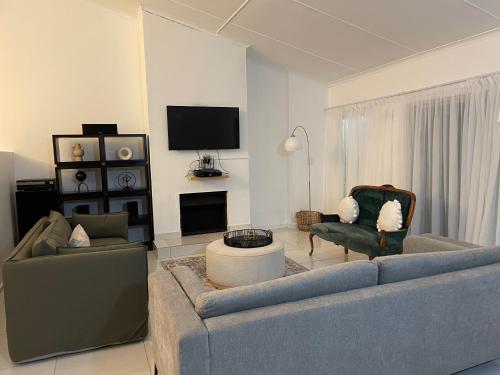 Μια τηλεόραση ή/και κέντρο ψυχαγωγίας στο Innoview Lodge 2