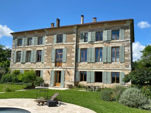 Κήπος έξω από το Domaine de Bernou