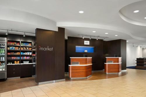 a lobby of a martini store with a counter at Courtyard by Marriott Knoxville Airport Alcoa in Alcoa