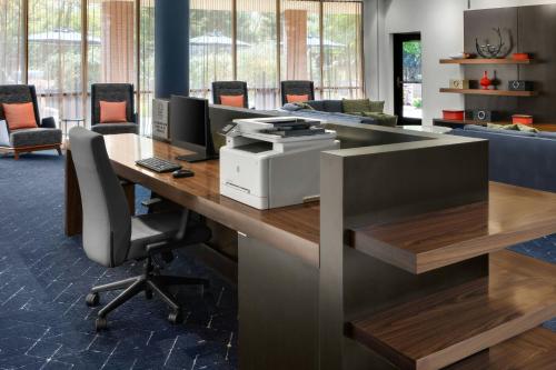 an office with a desk with a computer and a printer at Courtyard by Marriott Knoxville Airport Alcoa in Alcoa
