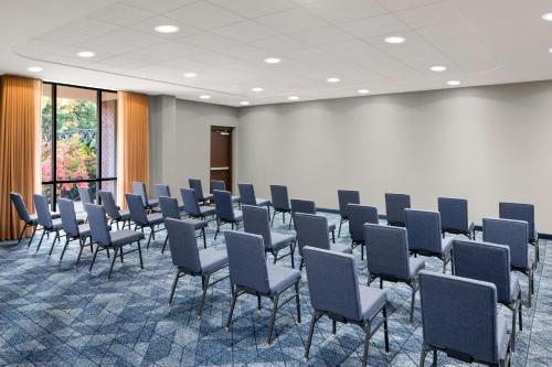 a room with a bunch of chairs in it at Courtyard by Marriott Knoxville Airport Alcoa in Alcoa