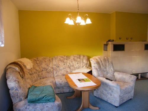 a living room with a couch and a table at unser Ferienhaus in Hempel