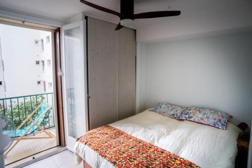 une chambre avec un lit et un balcon dans l'établissement Studio 60, à Sète