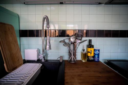 - un comptoir de cuisine avec évier et ustensiles dans l'établissement Studio 60, à Sète