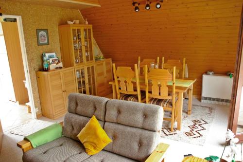 a living room with a couch and a table and chairs at Ferienhaus Busch in Bünsdorf