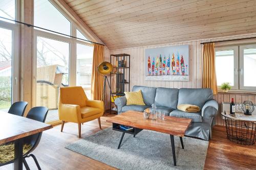 a living room with a couch and a table at Typ H "Lord Nelson" -Sundhaus- in Pelzerhaken