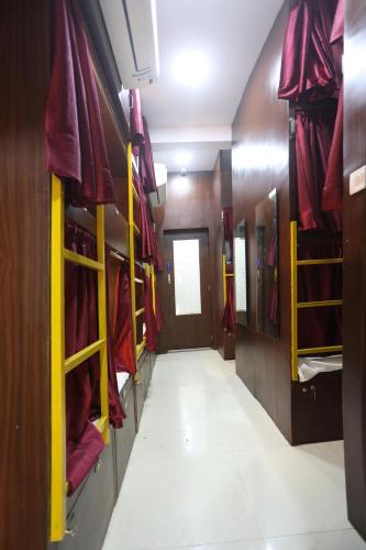 Fotografie z fotogalerie ubytování Neon Nest Dormitory Suits Asalpha Metro v Bombaji