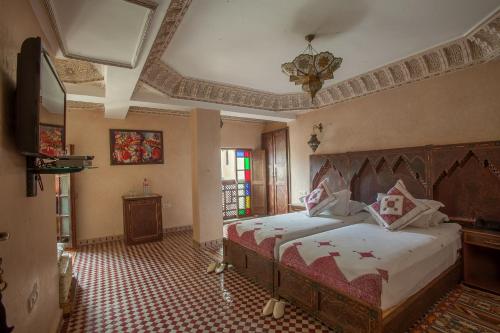 Postel nebo postele na pokoji v ubytování Riad Salam Fes