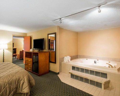 Ένα ή περισσότερα κρεβάτια σε δωμάτιο στο Quality Inn and Conference Center Greeley Downtown