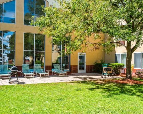 Κήπος έξω από το Quality Inn and Conference Center Greeley Downtown