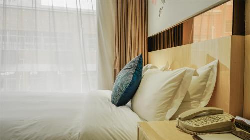 Ένα ή περισσότερα κρεβάτια σε δωμάτιο στο Paco Hotel Ouzhuang Metro Guangzhou-Free shuttle to Canton fair