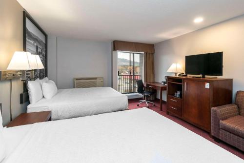 Quality Inn & Suitesにあるベッド