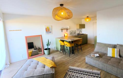 un salon avec un canapé et une table dans l'établissement T2 vue mer Parking gratuit, à Hyères