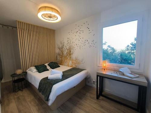 - une chambre avec un lit et une fenêtre avec des oiseaux sur le mur dans l'établissement T2 vue mer Parking gratuit, à Hyères