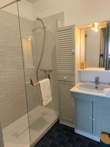 une salle de bain avec douche et lavabo dans l'établissement T2 vue mer Parking gratuit, à Hyères