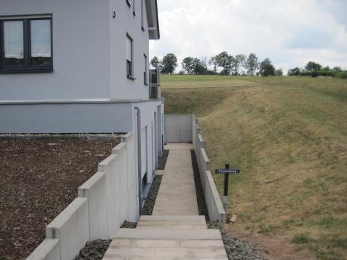 a stairway leading to the side of a white building at Ferienwohnung-Haus-Perkow in Illingen