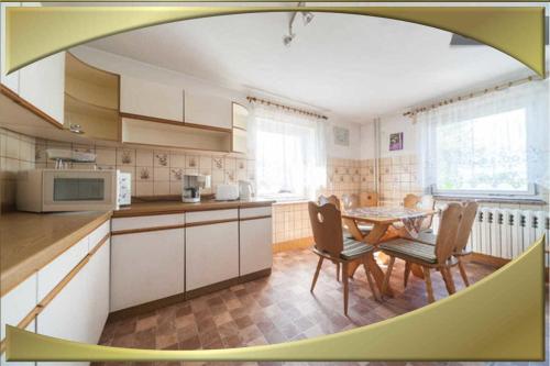 a kitchen with a table and chairs in a room at Ferienwohnung in Waldidylle