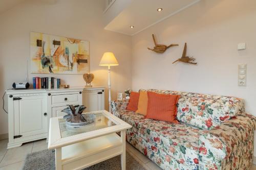a living room with a couch and a table at Ostseeidyll in Zingst