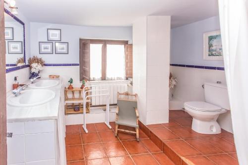 Ένα μπάνιο στο La Casita del Ciprés - Encantadora casa para 7 con Piscina y jardín privado