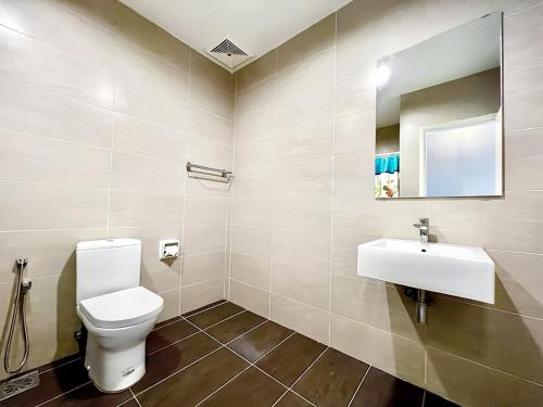 a bathroom with a toilet and a sink at Midhills Genting Highlands in Genting Highlands