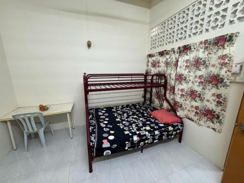 Ένα ή περισσότερα κρεβάτια σε δωμάτιο στο CHIP AIK Homestay Seremban