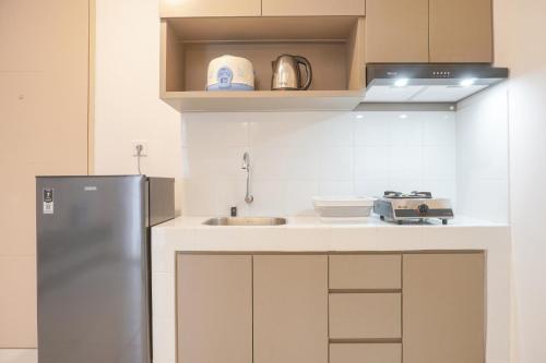 Кухня или мини-кухня в Comfort 2BR at 20th Floor Tokyo Riverside PIK 2 Apartment By Travelio
