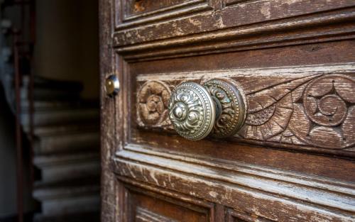 une porte en bois avec une porte en métal percée dans l'établissement Studio SO rez de chaussée centre-ville, à Millau