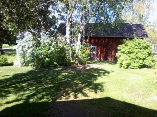 Taman di luar Dränggårdens Stuga på Genuin Rättviksgård
