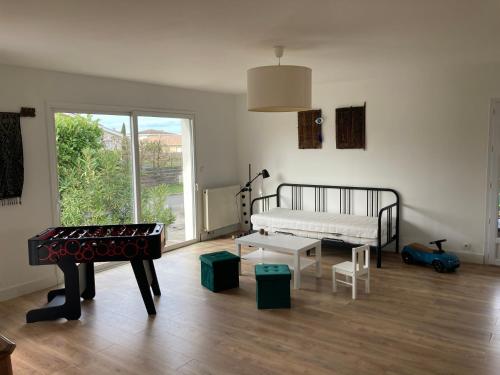 - une chambre avec un lit et une table dans l'établissement House with pool, à Quinsac